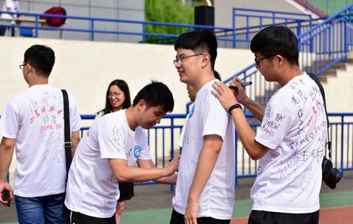 青島高校舉行畢業典禮，文化衫留言成風景線