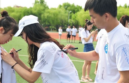 青島高校舉行畢業典禮，文化衫留言成風景線